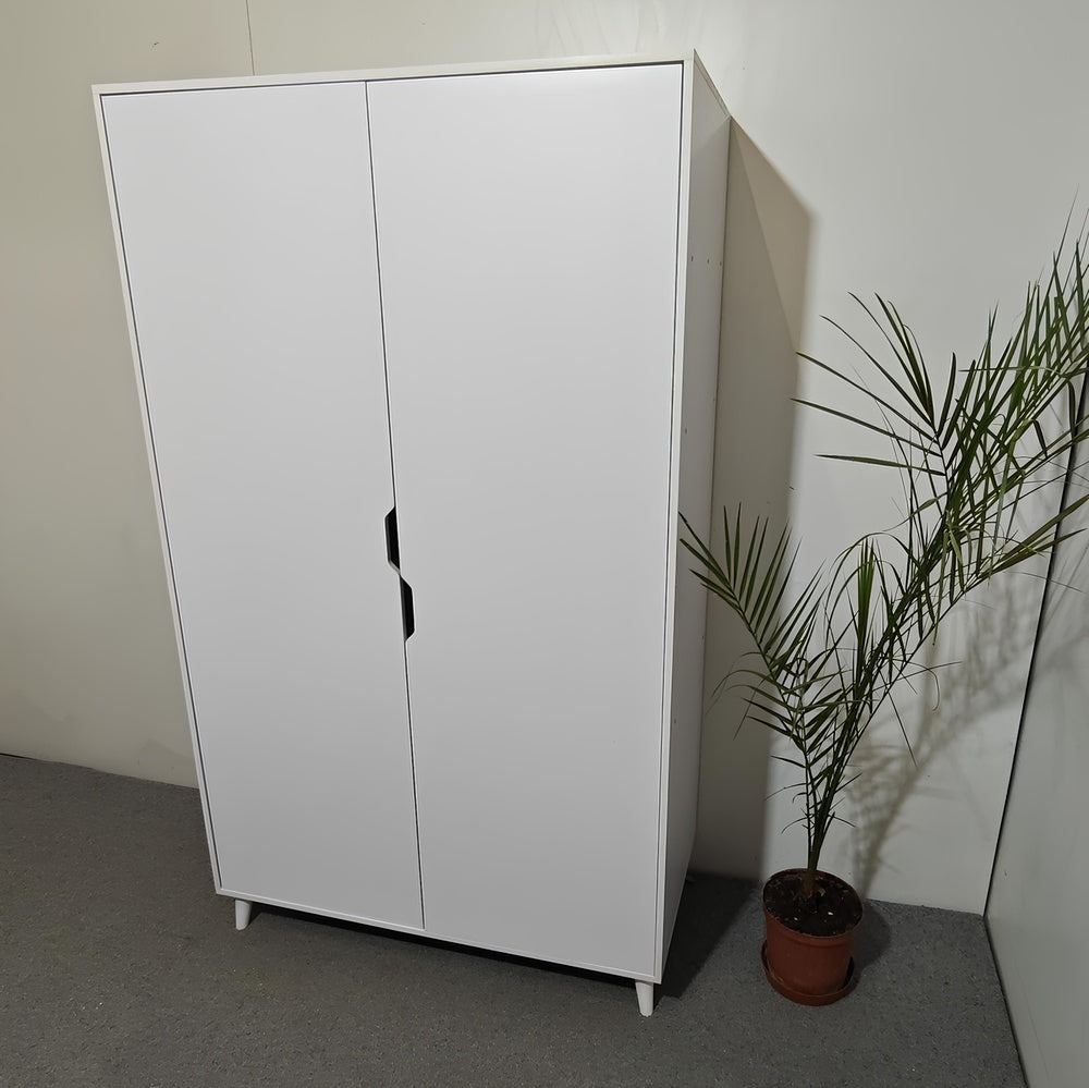 Шкаф двухдверный с ножками цвета светлый орех М-ЗОН Борн 1200 Дуб Артизан/Нимфея Альба (белый) (MZN-031058)