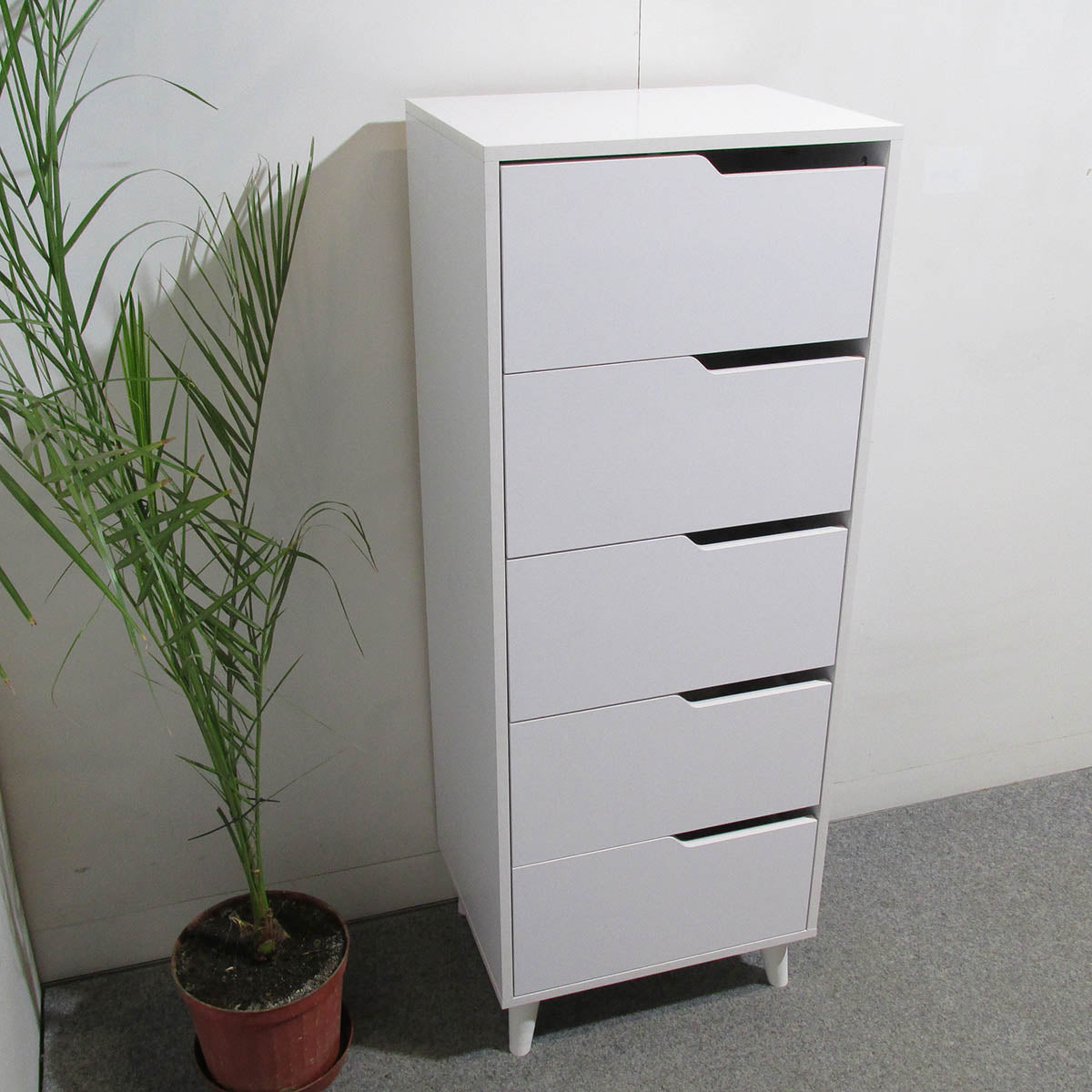 Комод высокий с черными ножками 5 ящиков М-ЗОН Борн 500 Дуб Артизан/Нимфея Альба (белый) (MZN-031104)