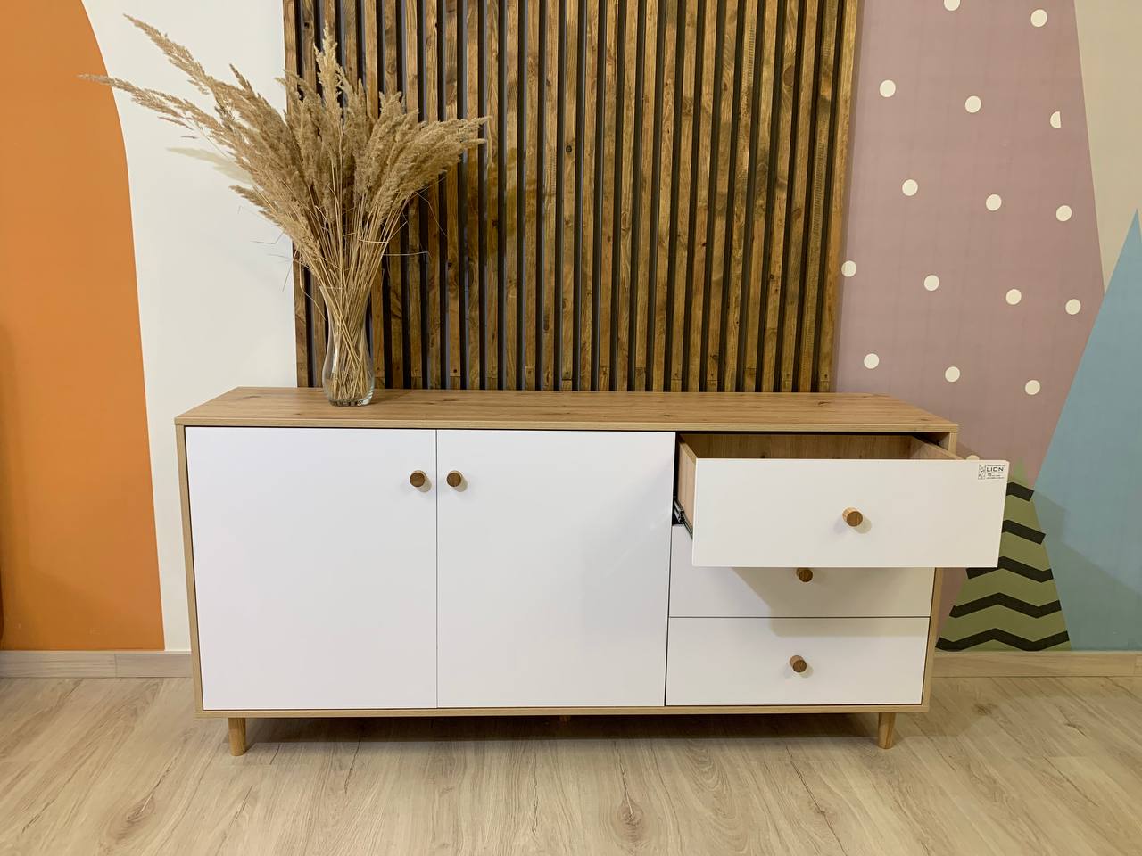 Комод LION Хьюге-5 Дуб сонома/Нимфея Альба (белый) (LION-041117)